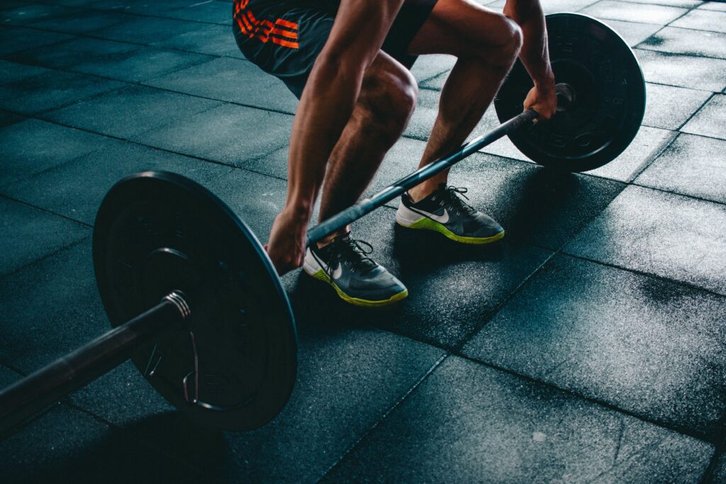 guy deadlifting